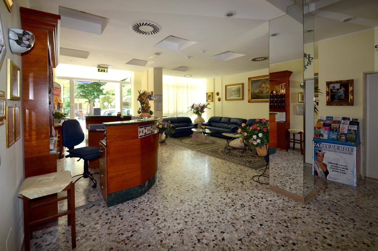 Hotel Cristina Hospitality Centrale (Adults Only) Riccione Bagian luar foto